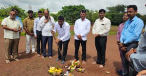 ಭೂಮಿ ಪೂಜೆ ನೇರವೇರಿಸಿದ ಹೆಚ್ ಕೆ ಇ ಸಂಸ್ಥೆಯ ನಿರ್ದೇಶಕರಾದ ಡಾ ರಜನೀಶ್ ವಾಲಿ ಹಾಗೂ ಧರ್ಮಸ್ಥಳದ ಜನಜಾಗೃತಿ ವೇದಿಕೆಯ ಅಧ್ಯಕ್ಷ ವಿರೋಪಾಕ್ಷ ಗಾದಗಿ