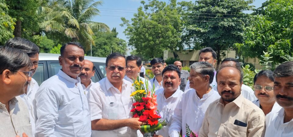 ಕೆ ಎನ್ ರಾಜಣ್ಣ ರವರನ್ನು ಹೂಗುಚ್ಚ ನೀಡಿ ಆತ್ಮೀಯವಾಗಿ ಸ್ವಾಗತ