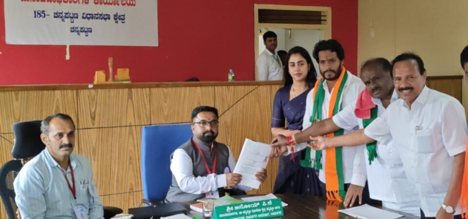 ನಾಮಪತ್ರ ಸಲ್ಲಿಸಿದ ನಿಖಿಲ್ ಕುಮಾರಸ್ವಾಮಿ : ರೋಡ್ ಶೋ ಮೂಲಕ ಬೃಹತ್ ಶಕ್ತಿ ಪ್ರದರ್ಶನ