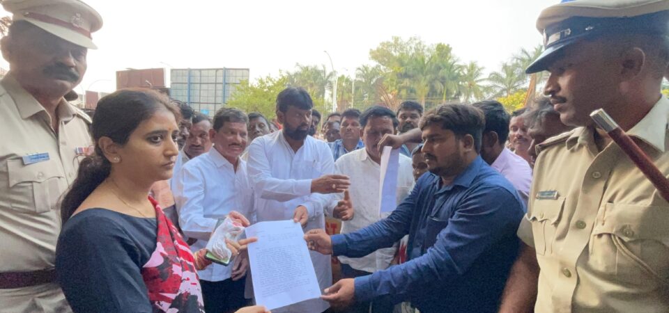 ದಲಿತರ ಮೇಲೆ ಹಲ್ಲೆ, ಕ್ರಮಕ್ಕೆ ಆಗ್ರಹಿಸಿ ಜಿಲ್ಲಾಧಿಕಾರಿಗಳಿಗೆ ಮನವಿ